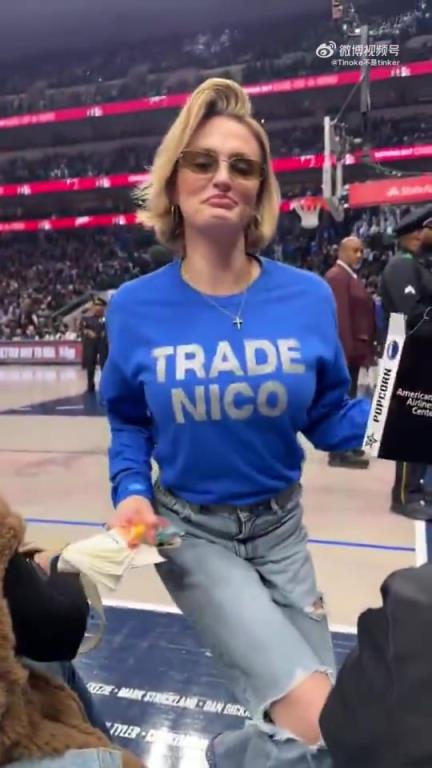 主場不準球迷打印“解雇Nico”標語，女球迷就出此下策