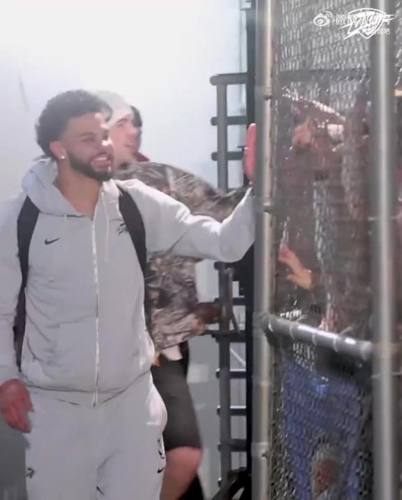 68勝歷史第五傲人戰(zhàn)績(jī)！雷霆全員回到OKC，當(dāng)?shù)厍蛎詿崆榻訖C(jī)